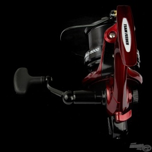 Mulinetă de înaltă performanță Team Feeder By Döme Long Cast Pro 6000 – Model feeder de distanță generația 2025 cu mecanism Worm Shaft, tambur de 67mm cu 2 clipsuri, greutate 550g și sistem de siguranță Rotor Brake.