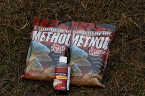 Nada Benzar Mix Method Comercial 800g – nadă special creată pentru lacuri comerciale, cu micropelete și făinuri de pește grase, ideală pentru atragerea și selecția crapului mare pe iazuri private.