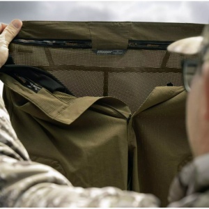 Pantaloni Blaser Airflow Dark Olive, confecționați din material microperforat respirabil, cu croială sport și mobilitate ridicată pentru vânătoare și activități outdoor de vară.