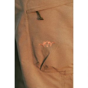 Pantaloni Blaser AirFlow Kaper, ușori și respirabili, cu microperforații pentru ventilație eficientă, ideali pentru vânătoare și activități outdoor în sezonul cald.