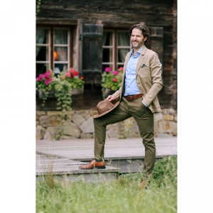 Pantaloni Blaser Denim Stretch-Chino Tom Dark Olive, croială chino modernă, material elastic cu bumbac, confort ridicat pentru activități outdoor și utilizare casual.