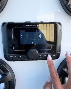 Unitate audio marină circulară Aquatic AV Santa Cruz CP7 – Player premium gauge-style, putere de vârf 280W pe 4 canale, conectivitate Bluetooth, control complet prin aplicație mobilă și certificare de etanșeitate IP65