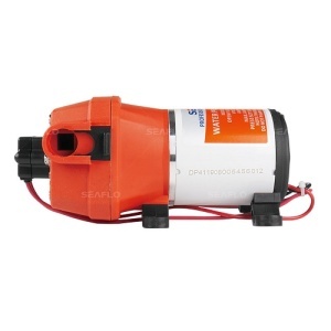 Pompă Apă Electrică Seaflo 12V 3.3GPM – Detaliu ansamblu cap pompă cu presostat și porturi de conectare rapidă, ideală pentru sisteme de presiune la bord.