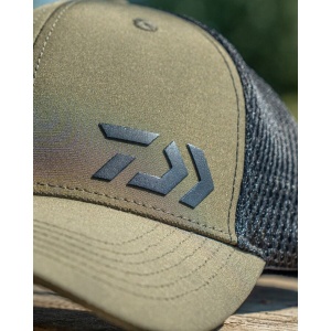 Șapca Daiwa Pro Performance Green/Black – model ventilat, bandă elastică și cozoroc curbat pentru vizibilitate optimă la pescuit.