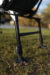 Scaun Feeder Daiwa N'Zon – Detaliu picioare de 36mm cu filet universal și spătar înalt ajustabil pentru confort premium.