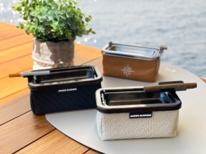 Scrumieră dreptunghiulară pentru trabuc Latte de la Marine Business, realizată din inox cu sac din piele artificială antivânt, ideală pentru ambarcațiuni și iahturi.