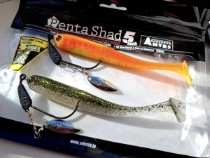 Shad Adusta Penta 12.7cm – corp triunghiular tip „keel”, acțiune wobbling agresivă, coadă pentagonală, vibrații puternice pentru răpitori mari. Slow Sinking, 4 buc/plic.