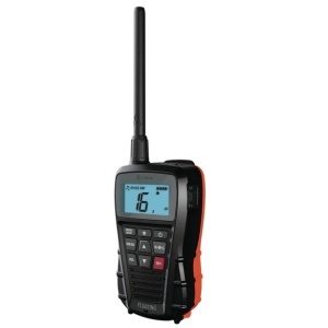 Stație radio maritimă VHF portabilă Cobra BlueBound 150 flotabilă cu încărcare USB-C.