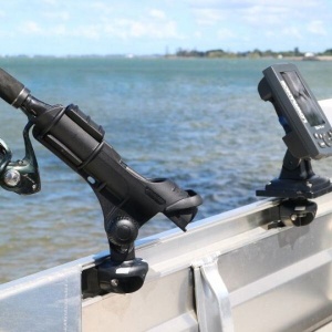 Suport Lansetă Railblaza Rod Holder II – Versiune modulară ultra-robustă, complet reglabilă, fabricată din materiale premium rezistente la mediul marin.