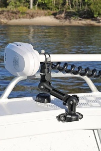 Suport stabilizator telescopic Railblaza XL pentru motor electric de trolling – Braț reglabil din nailon armat cu fibră de sticlă, cap de prindere flexibil G-Hold 50 și montaj detașabil pe baze din gama StarPort.