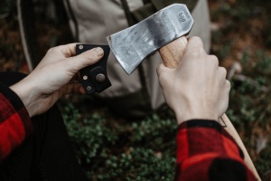 Topor Marttiini Trekking Axe 1031020 – Instrument compact de bushcraft cu lamă din oțel carbon, mâner din lemn de frasin și teacă de protecție din piele.