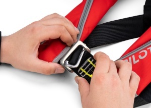 Vestă de salvare autogonflabilă roșie cu ham integrat certificat ISO 12401 Plastimo Pilot 165 pentru ambarcațiuni.