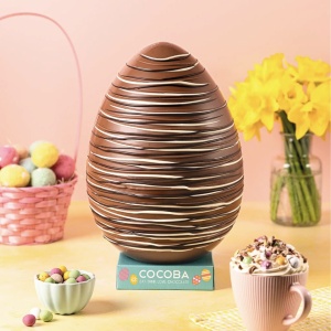 Eggstraordinar - Ou gigant de ciocolata cu lapte si bucati de caramele si fursec 250G
