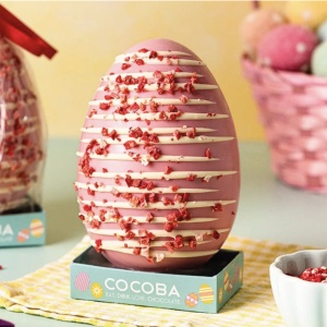 Ou gigant de ciocolata alba cu capsuni si frisca 250G