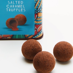 Trufe de ciocolata cu lapte si caramel sarat in cutie metalica 120G - Img 6