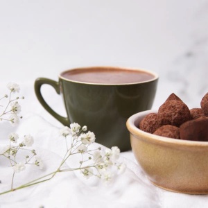 Trufe de ciocolata cu lapte si caramel sarat in cutie metalica 120G - Img 2
