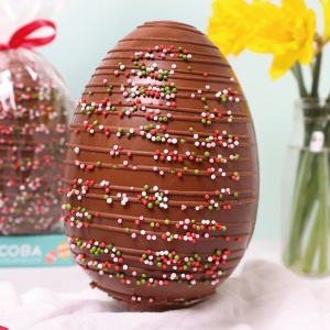 Ou gigant de ciocolata cu lapte si mini-bomboane Sprinkles 250G