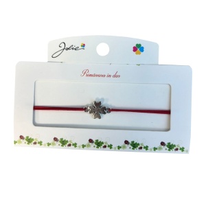 Martisor tip Bratara cu Pandantiv Metalic, Jolie, Snur Textil Rosu, Model Trifoi cu Patru Foi, Dimensiune Reglabila, Nod Dublu, Ambalata Individual
