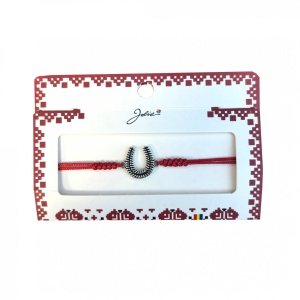 Martisor tip Bratara cu Pandantiv Metalic, Jolie, cu Snur Textil Rosu Impletit, Model Potcoava, Dimensiune Reglabila, Ambalata Individual