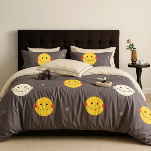 Set Lenjerie Pat 6 Piese din Bumbac Finet – Design Vesel cu Emoticoane în Nuanțe Galben & Crem pe Fundal Gri, Look Modern și Confort Superior pentru un Dormitor Plin de Energie Pozitivă