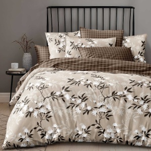 Lenjerie Pat 4 Piese – Flori Delicate pe Fundal Cappuccino, Stil Premium