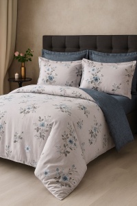 Set Lenjerie Pat 6 Piese din Bumbac Finet – Design Floral Delicat în Nuanțe Pastel & Albastru Pudrat, Eleganță Calmă și Confort Superior pentru un Dormitor Refined și Relaxant