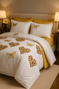 Set Lenjerie Pat 6 Piese din Bumbac Finet – Design Crem cu Inimi Leopard & Fluturi Aurii, Look Exotic și Confort Superior pentru un Dormitor Modern și Plin de Personalitate