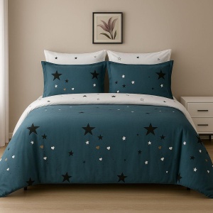 Set Lenjerie Pat 6 Piese din Bumbac Finet – Design Modern Teal cu Stele Negre & Albe, Look Premium și Confort Superior pentru un Dormitor Plin de Atmosferă