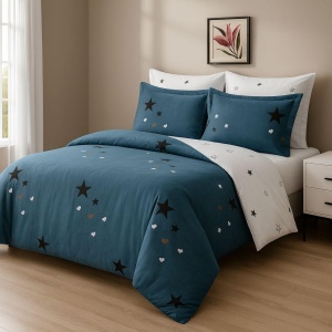 Set Lenjerie Pat 6 Piese din Bumbac Finet – Design Modern Teal cu Stele Negre & Albe, Look Premium și Confort Superior pentru un Dormitor Plin de Atmosferă - Img 2