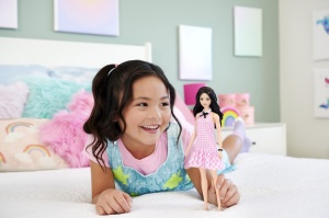 Barbie Papusa Barbie Fashionistas Bruneta Cu Rochie Roz In Carouri - Img 3