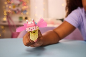 Gabbys Dollhouse Fairylandia Inel De Zana Cu Figurina Pisicuta Baby Box - Img 4