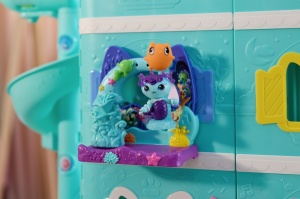 Gabbys Dollhouse Filmul Set Balconul Acvariu Si Figurina Mercat Cu Accesorii - Img 5