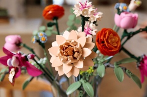 Lego Botanicals Buchet De Flori Roz 10342 - Img 11