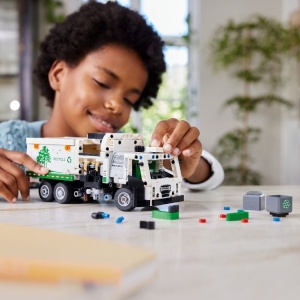 Lego Technic Autogunoiera Mack Lr Electric 42167 - Img 4