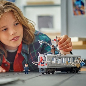 Lego Marvel Lupta Pe Acoperisul Trenului Omul Paianjen Si Doc Ock 76321 - Img 4