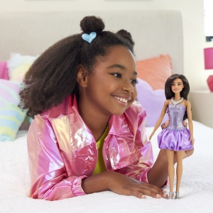 Barbie Fashionistas Papusa Barbie Bruneta Cu Rochie Mov Si Colier - Img 3