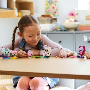 Lego Gabbys Dollhouse Prietenele Pisicute Din Caramizi Ale Lui Gabby 11215 - Img 5