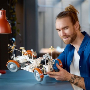 Lego Technic Roverul Selenar Din Misiunile Nasa Apollo 42182 - Img 3