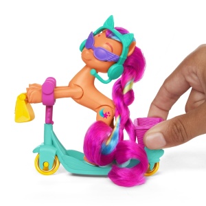 My Little Pony Sunny Starscout Pe Scooter Set Figurina Si 4 Accesorii - Img 3