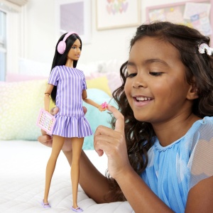 Barbie Papusa Barbie Fashionistas Bruneta Cu Rochie Mov Dungata Cu Autism - Img 4