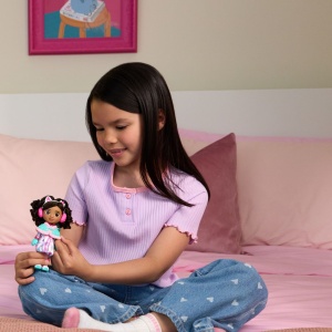 Gabbys Dollhouse Filmul Papusa Tinuta De Iarna Cu Accesorii - Img 3