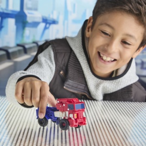 Transformers Cyberworld Robot Optimus Prime Convertibil 10Cm - Img 6