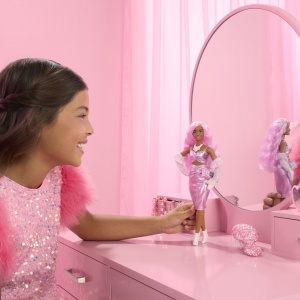 Barbie Deluxe Style Papusa Barbie Cu Par Mov - Img 3