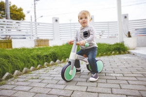 Hape Bicicleta De Echilibru Verde Cu 3 Roti - Img 5