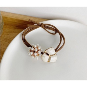 Haarband mit Perlenaccessoires