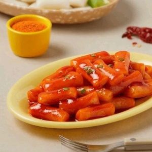 Bibigo Tteokbokki Rice Cake With Hot Spicy Sauce, 360g - Img 4