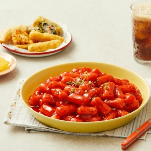 Bibigo Tteokbokki Rice Cake With Hot & Spicy Sauce, 125g - Img 2