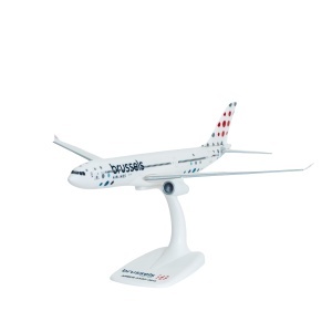Macheta avion Brusseles Airlines Airbus A330-300, plastic, 32 cm, scara 1:200