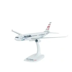 Macheta avion Brusseles Airlines Airbus A330-300, plastic, 32 cm, scara 1:200