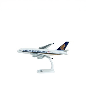 Macheta avion Singapore Airlines Airbus A380-800, plastic, 30 cm, scara 1:250 - Img 2